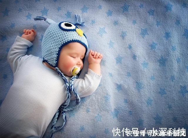 家长|双胞胎姐妹一本正经睡着后,宝妈掀开被子后,被姐妹俩的睡姿逗笑