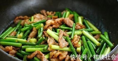 炒蒜苔，一定不要直接下油锅！少了这1步，蒜苔不香不嫩不入味