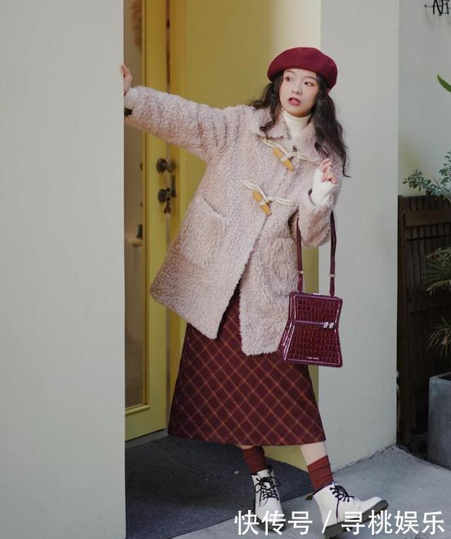 最近火了一种“复古暖色系”穿搭,好看洋气,冬天这么穿就对了