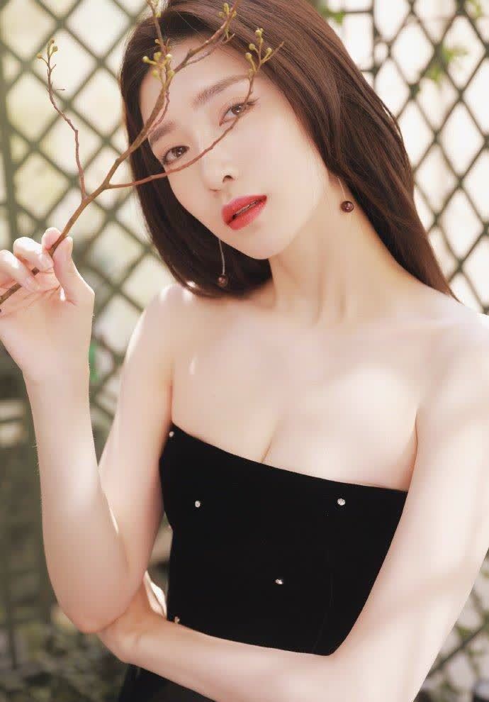 穿着黑色 穿着黑色的星空抹胸裙性感妩媚, 时髦又高级