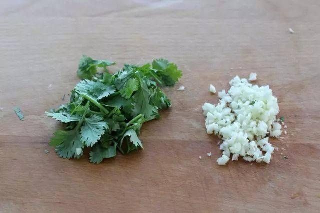 这菜，不炒也不炖，10分钟就做好，1盘不够吃