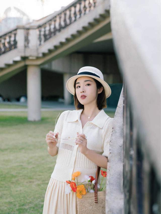 针织衫|梨形身材和微胖女孩最关心的搭配来了，针织衫配半身裙，显瘦显高