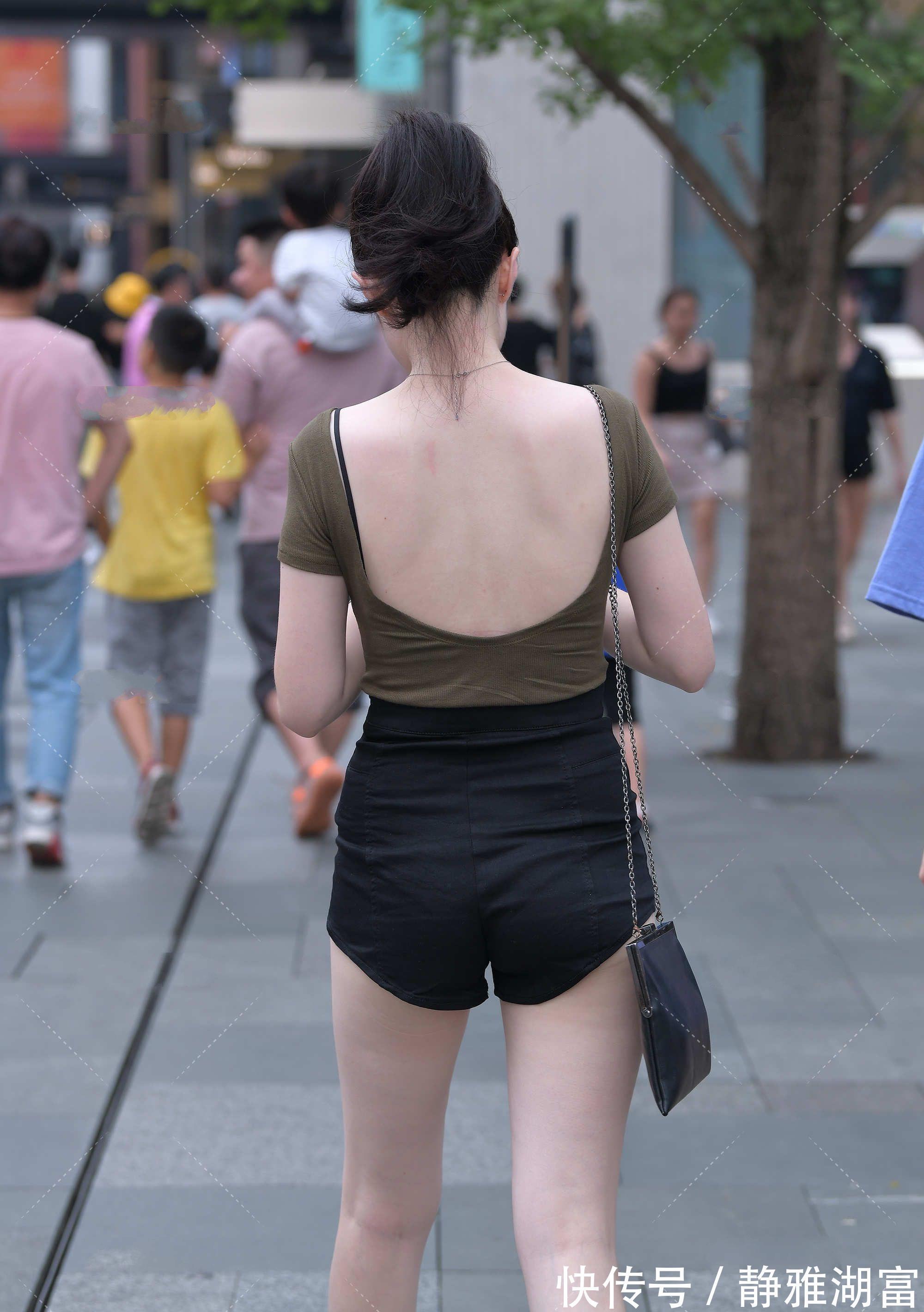 小姐姐|看似简单的圆领针织衫,后背采用镂空式设计,也太时髦了吧