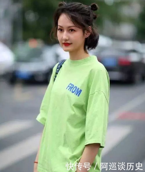 短袖下面别再配短裤了,学学妹子这样穿,时尚显高还防晒