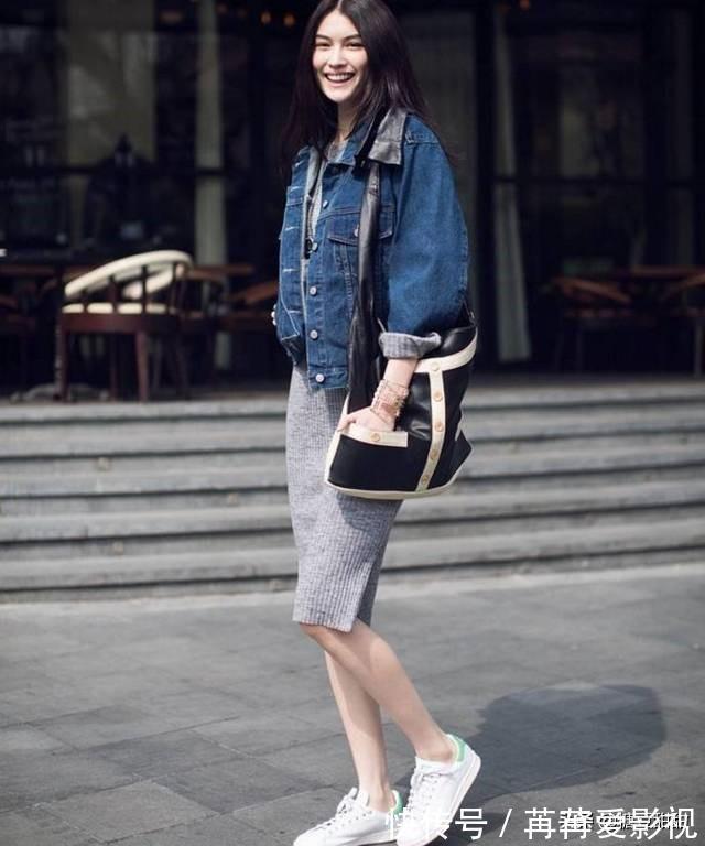 时髦|谁说“小白鞋”过时了?今春流行这样穿,时髦显瘦又显高,真好看