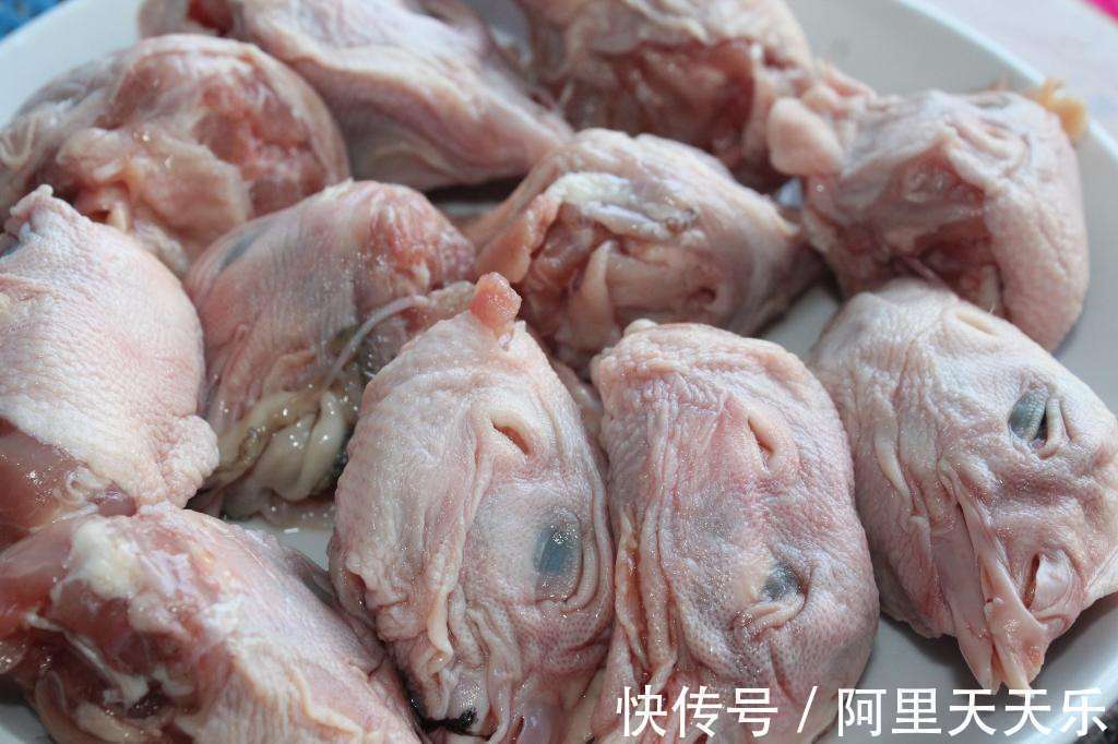 鸡头|鸡身上1部位,存在大量有毒物质!可惜很多人不清楚,还喜欢吃
