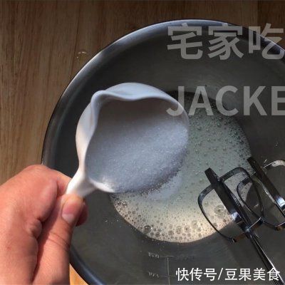 香蕉古早蛋糕，香甜松软，满室飘香，口感如棉花般的轻柔，超好吃