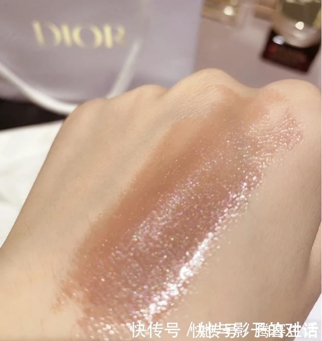嘟嘟唇 氛围感美女唇妆是重点，口红谁都涂，配合小技巧颜值翻倍！