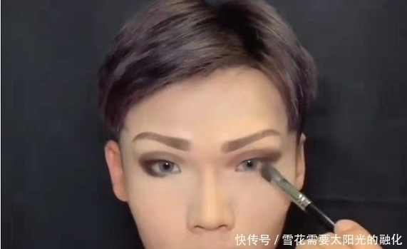 大神|小哥哥仿妆“北极星”走红,开头:谁信啊?成品:大神受我一拜!