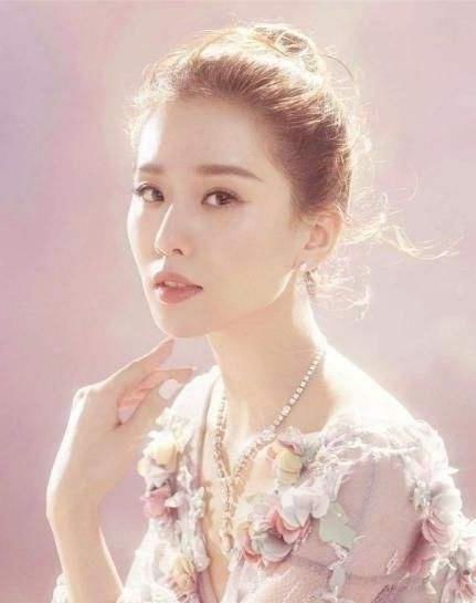 脸上有这3处“特征”的女生,并不适合留刘海,露出五官更女神