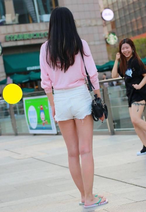 牛仔|路人街拍粉色露脐装配牛仔热裤,这位辣妈真敢穿呀