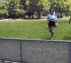 |搞笑GIF趣图:漂亮妹子在路边忙着自拍也能收到路人打赏小费