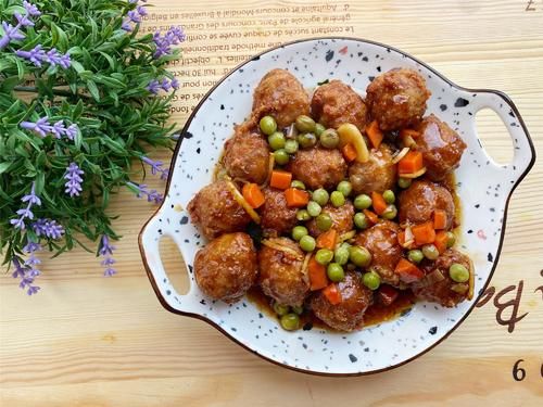 年夜饭做的浇汁肉丸子，吃的一个没剩，不放鸡蛋，外表焦脆里松嫩