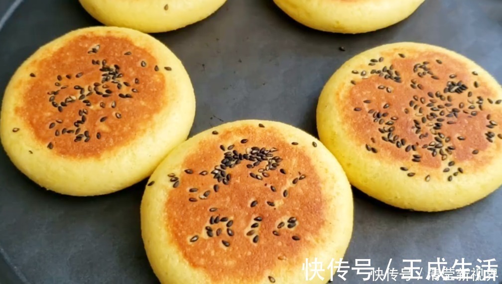 红糖|小米别再熬粥了，加2个鸡蛋，简单一做，营养又美味，出锅抢着吃
