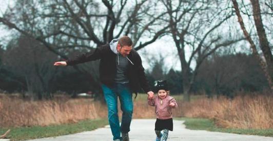 胆小|这3种性格的父亲,培养出的孩子自卑又懦弱,长大后很难有出息