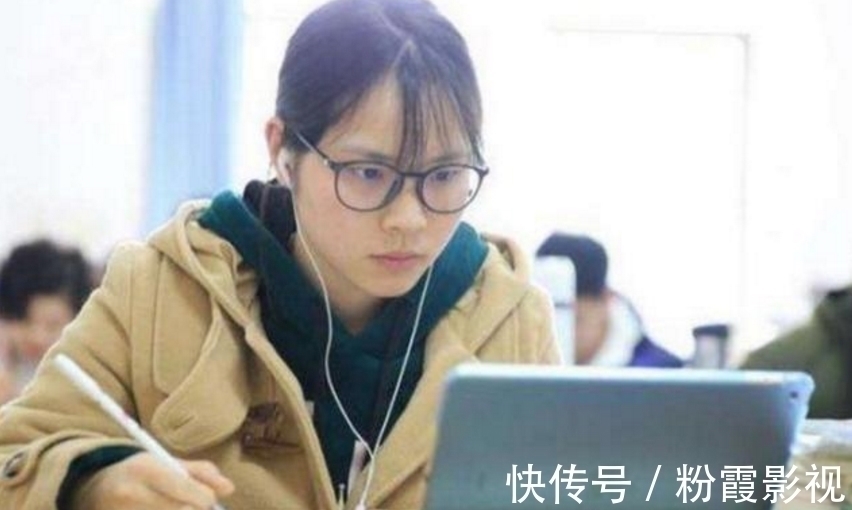 亲爹|“全网混得最差”的男娃走红,午休照片被拍下,网友:真是亲爹