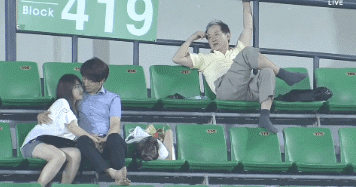 |搞笑GIF:爱妃别怕,朕帮你人工呼吸!