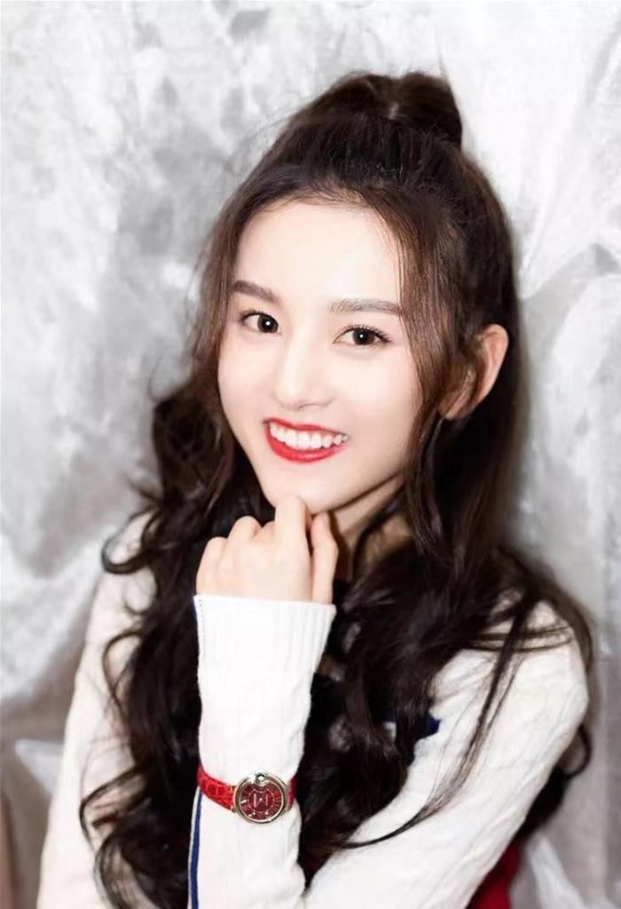 脸小|“丸子头”已过时了!今年流行的是“苹果头”,时髦减龄、显脸小