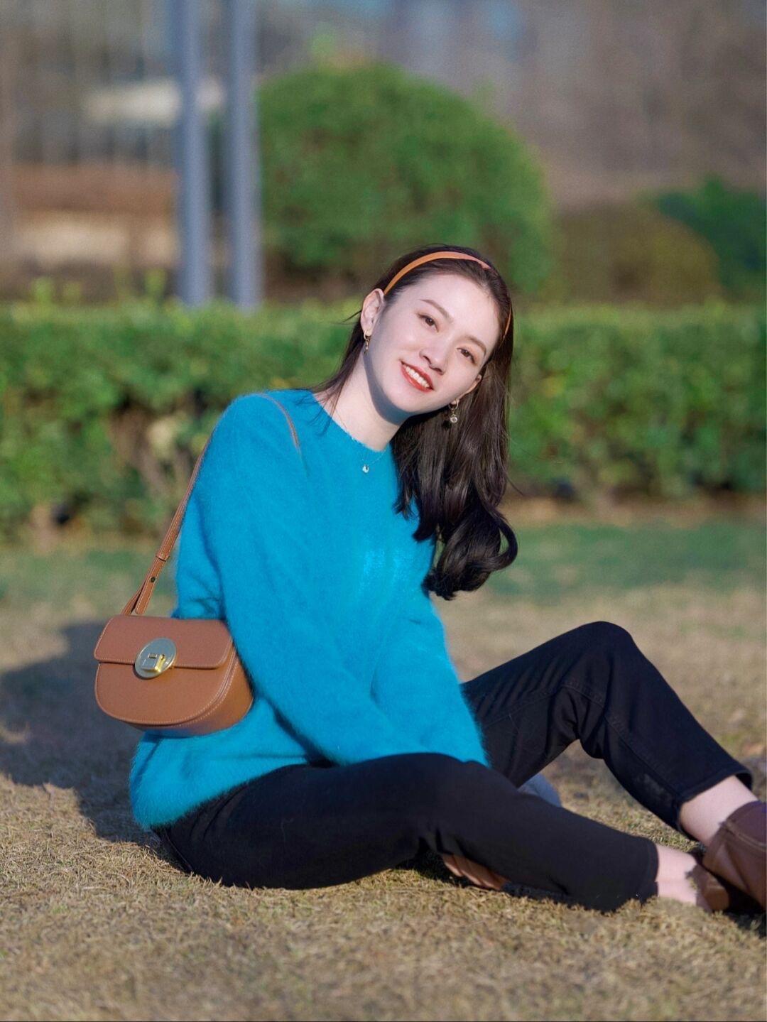 搭配 看了这位姐姐的搭配,才知道“毛衣”的时尚,基础款穿出高级感