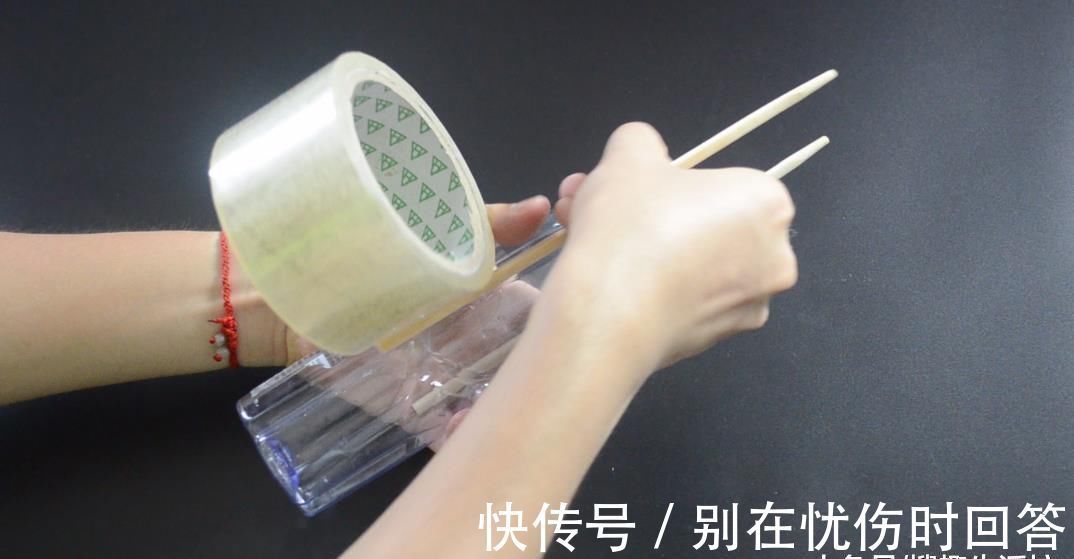筷子|塑料瓶上绑2根筷子, 这个作用太棒了, 解决了很多家庭的烦恼