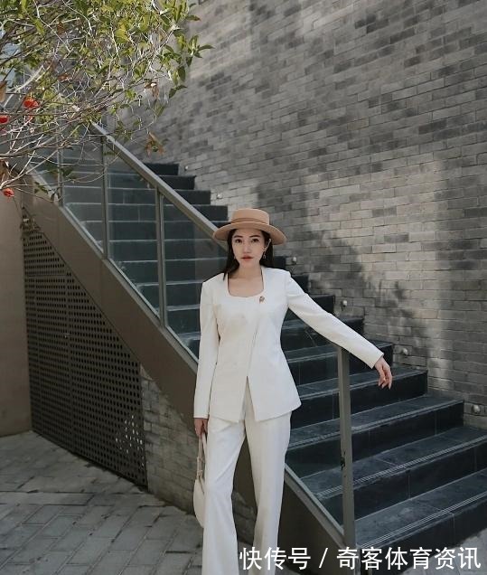穿搭 简单之中的高级，极简风格的穿搭了解一下，清新脱俗很是时尚！