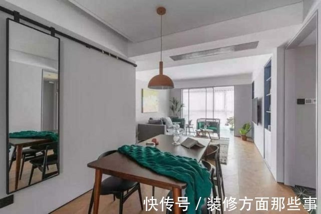 亚光砖|89平借用厨房空间将干区移到卫生间外，将电视墙改为柜子隔断