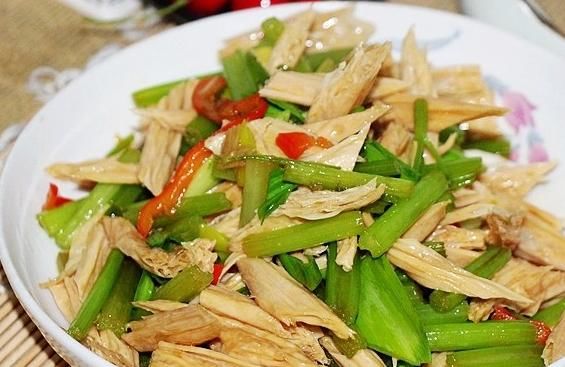 芹菜和此物一起炒，每天来一盘，改善贫血、疏通血管，子宫更健康