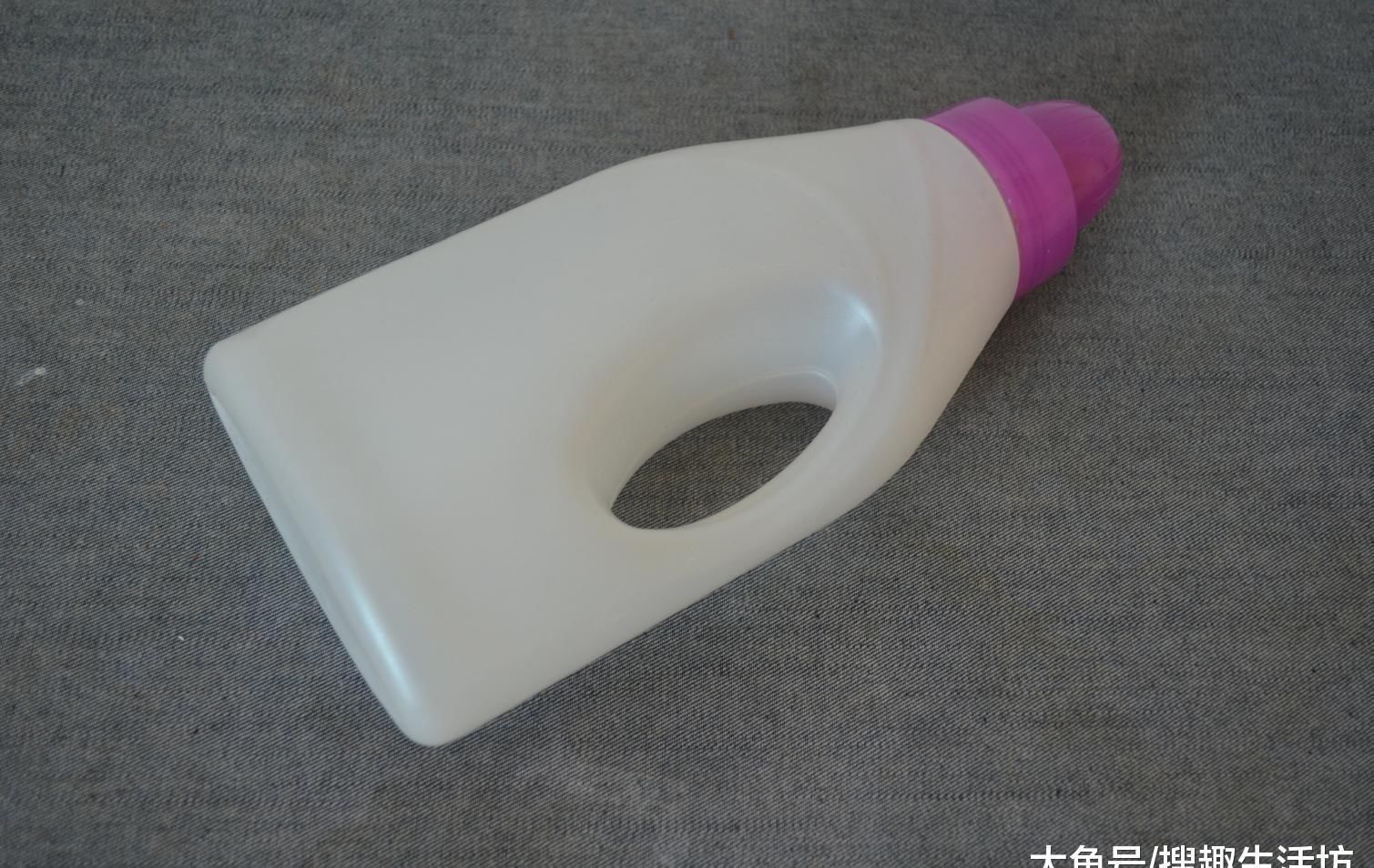 洗衣液瓶子别扔了, 简单剪几刀, 放在厨房这样用, 人人见了都夸好