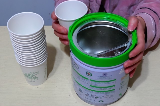 奶粉罐周围粘几个一次性纸杯,没想到有这个妙用,真是高手在民间