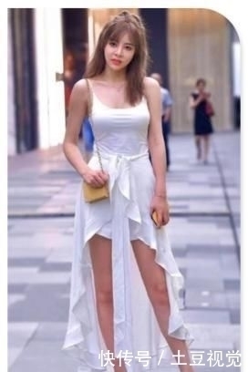 白色小吊带搭短裤,腰间系件披风,清新小仙女