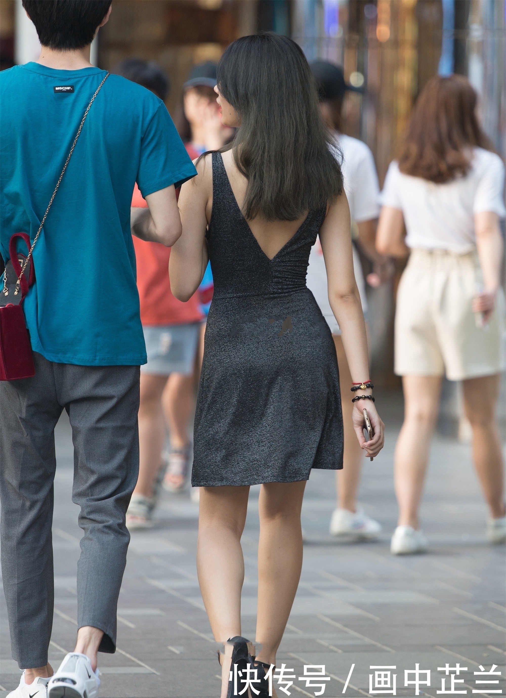 灰黑色连衣裙，展现女性魅力，时尚清爽