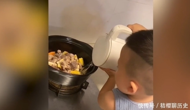 家务|一岁多萌娃单手打鸡蛋,穿尿不湿炒菜,网友:忘喝孟婆汤的大厨