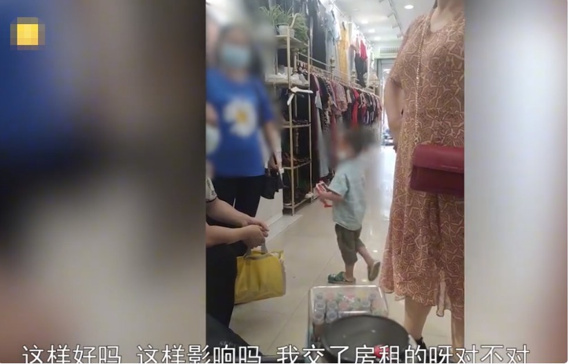 夫妻|夫妻到实体店试衣服，试穿多款衣服一件没买，当老板面网购遭怒怼