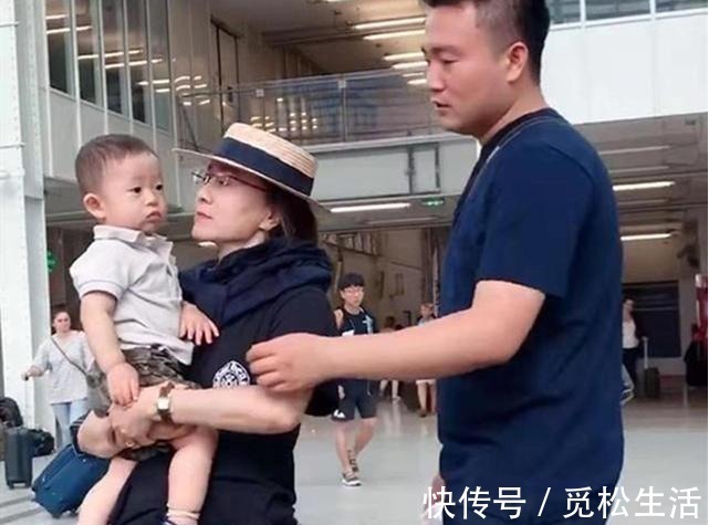 奶奶|爸爸带娃去车站接奶奶，结果被“区别对待”，网友：这对比扎心了