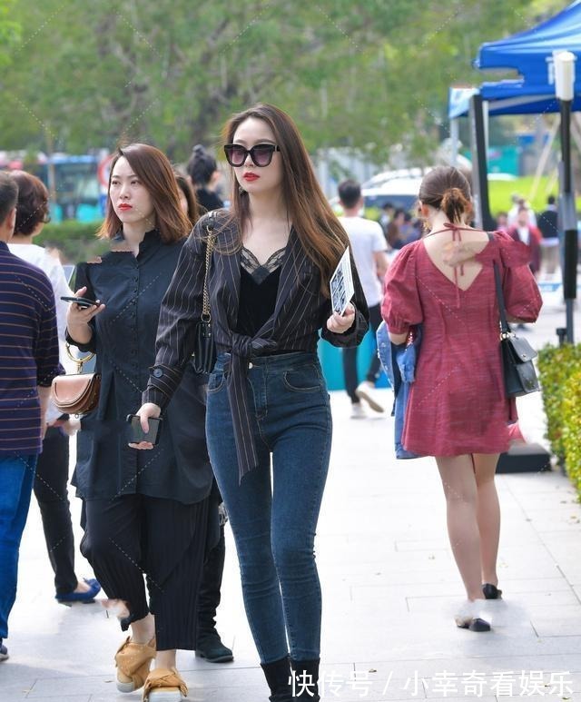 打底裤|胖胖的女孩,身穿长袖T-恤搭配黑色皮裙,也可以时尚有魅力