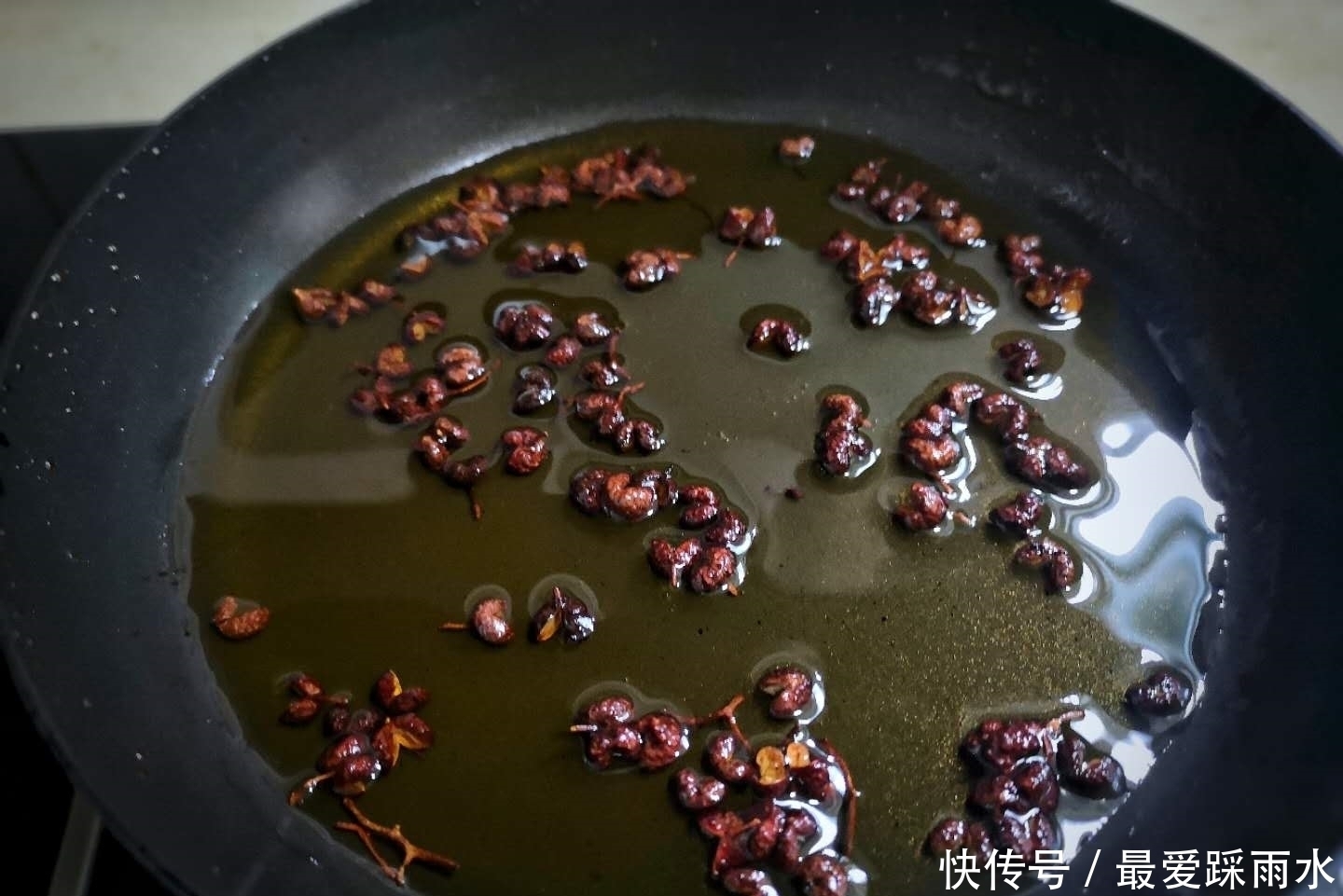 秋天吃这菜正当季,一斤2块钱,洗洗拌拌就能吃,女人常吃皮肤好