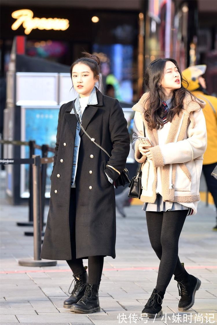 牛仔裤 街拍:美女搭配高腰牛仔裤,白色的尖头高跟短靴,更显身材高挑!