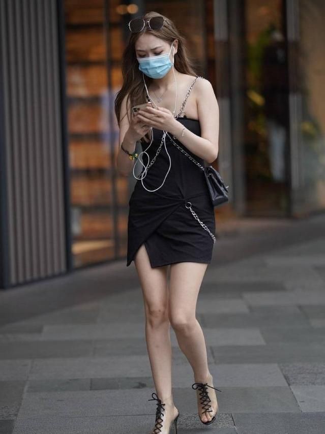 布满浪漫情调的吊带裙，轻松“秀身材”，展现玲珑好身材！