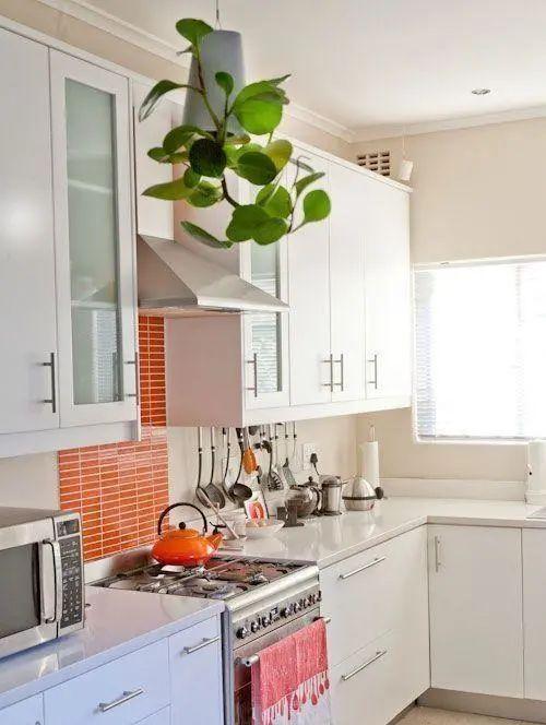 装修|厨房装修可别忽略了！灶台与吊柜中间贴层瓷砖做后挡板，太实用