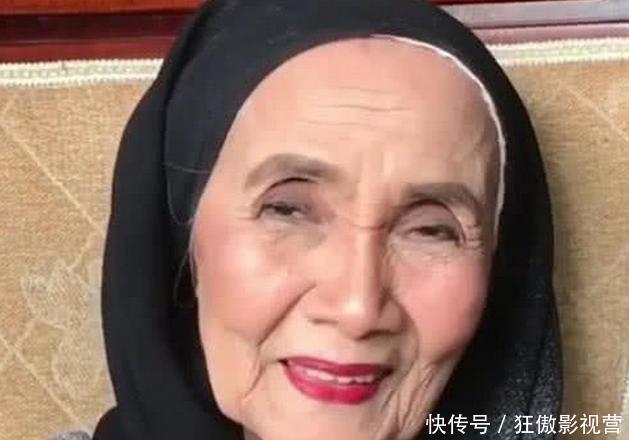 小姐姐给90岁奶奶化妆，看到正脸那一刻，网友：蒙娜丽莎？