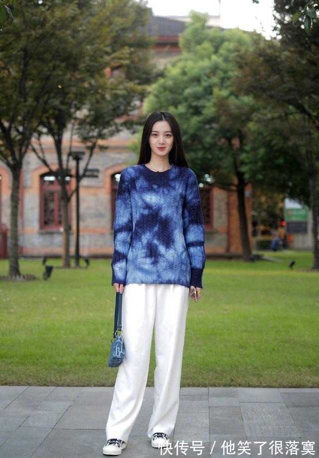 时髦 别穿打底裤了,当下流行这条“豆腐裤”,时髦还不易撞裤,很实用!