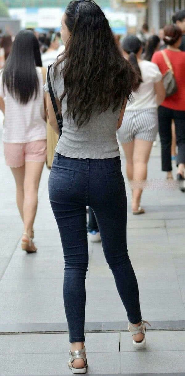 牛仔裤美女拥有含蓄的浪漫情怀,左看右看都美丽极了