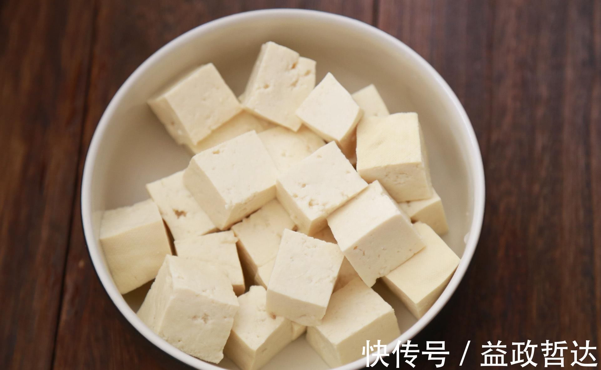 做鲫鱼汤时，用冷水还是用热水？掌握一招，汤汁奶白无腥味，好喝