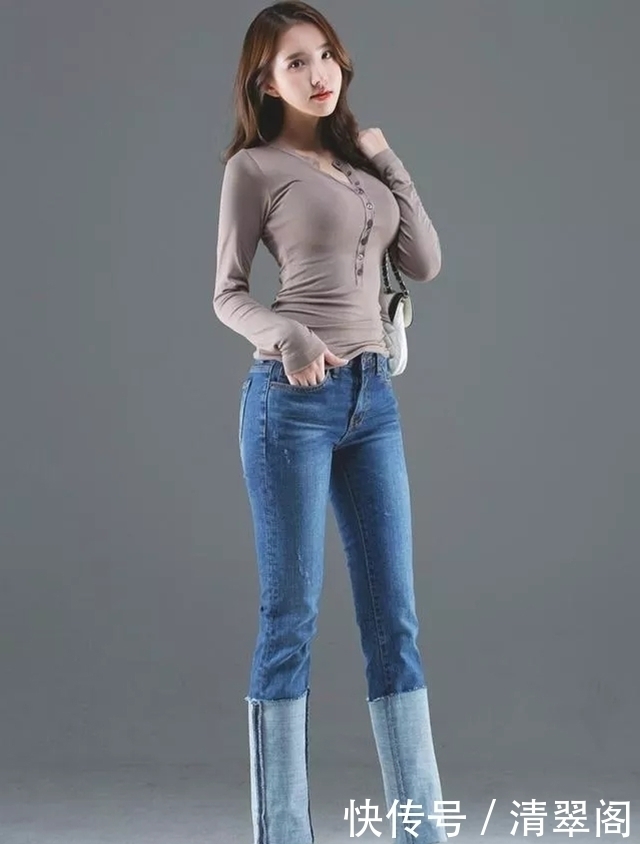 灰色|灰色紧身衣,搭配蓝色紧身裤,的确能穿出模特的身材