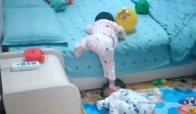 妹妹|妹妹太矮上不去床,哥哥给妹妹当人肉梯子,网友:年度最暖哥哥!