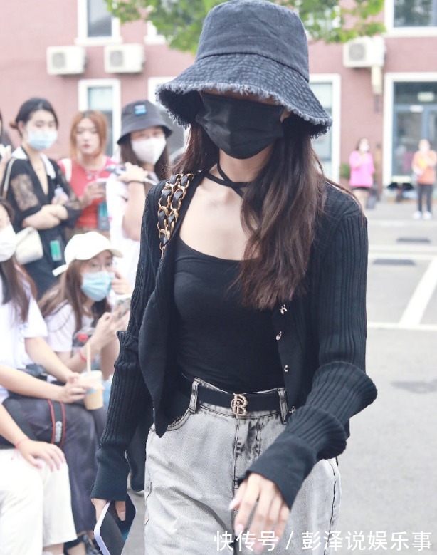 小开衫 现在正是穿小开衫的季节!遮肉又显瘦,搭配裙子太美了