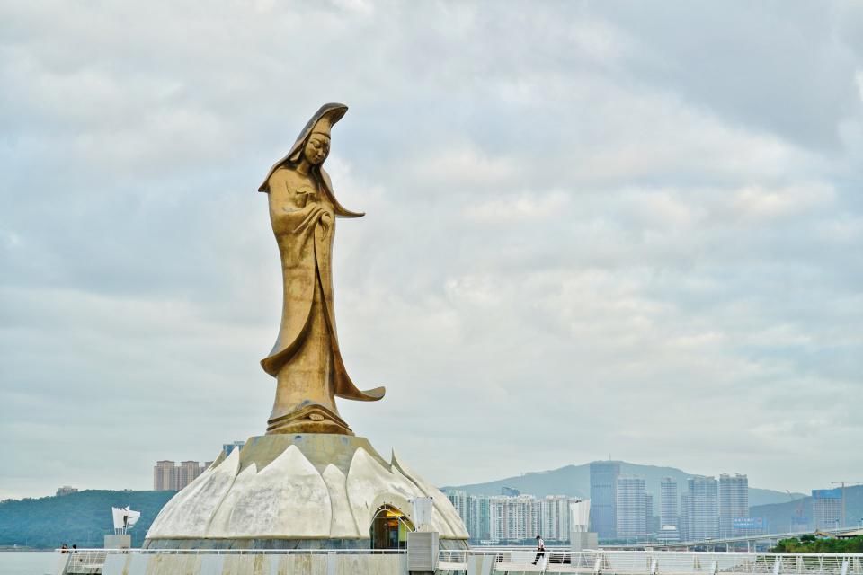  外形|国内有座有趣的雕像，外形看上去像西方的圣母，大家却叫它观音像