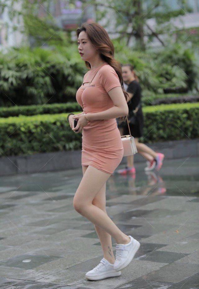 穿搭 粉色连衣裙“少一块”,时尚有个性,设计感十足