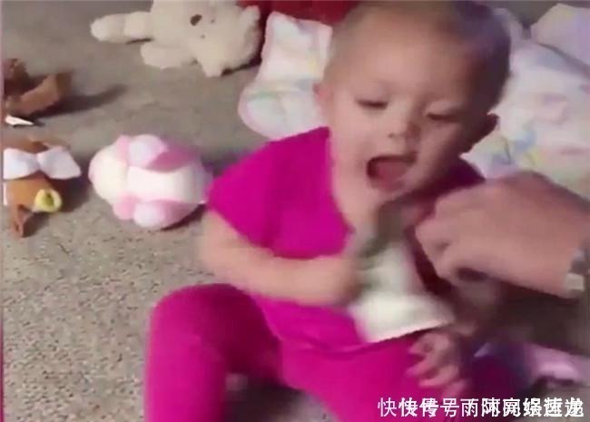 宝宝|爸爸假装要抢女儿手里的钱, 2岁宝宝的反应萌翻了