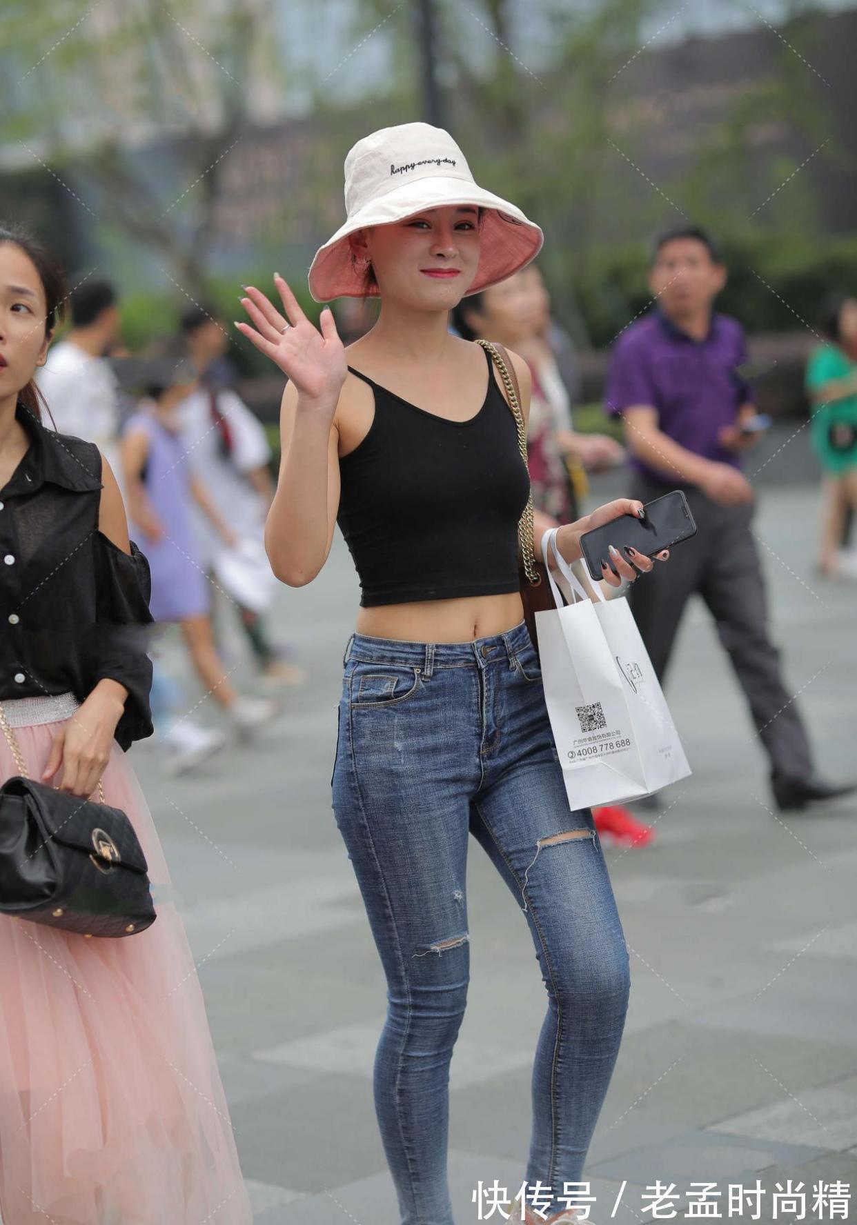 牛仔裤 黑色上衣搭配深蓝色牛仔裤,时尚潮流,休闲风